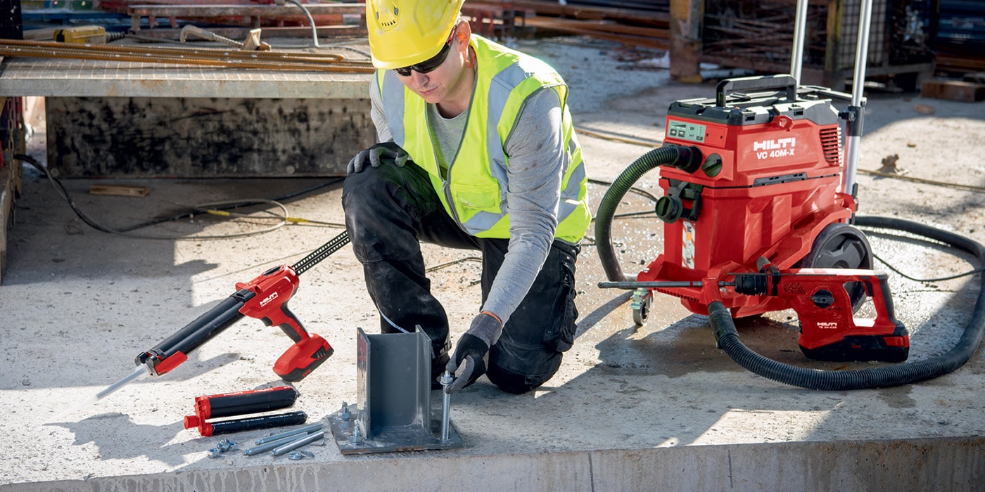 Injection de résine de scellement pour la pose de fers à béton avec le pistolet électrique HDE 500-A22