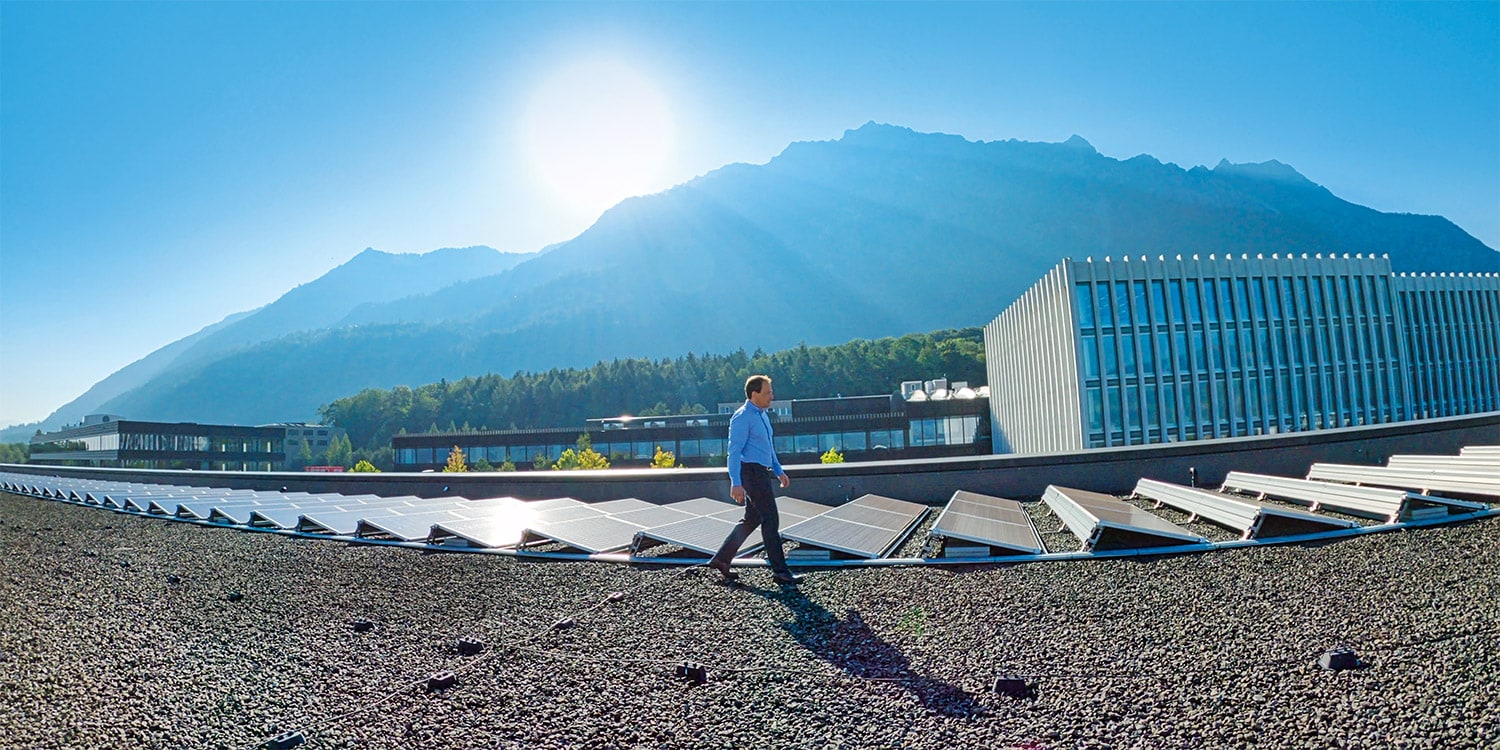 Un collaborateur Hilti marche sur un toit équipé de panneaux solaires