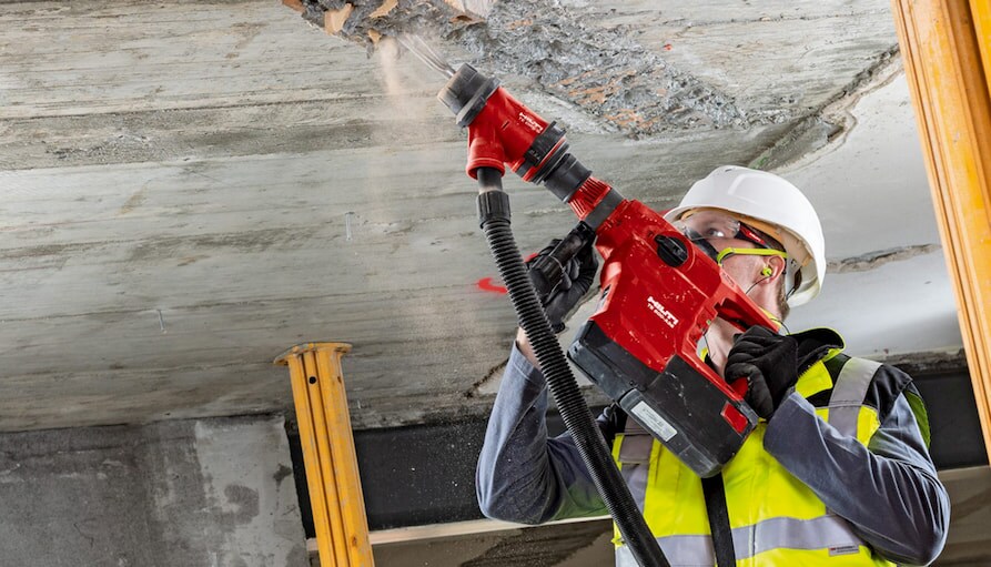 Marteau piqueur sans fil Hilti TE 500-A36 en action sur un chantier