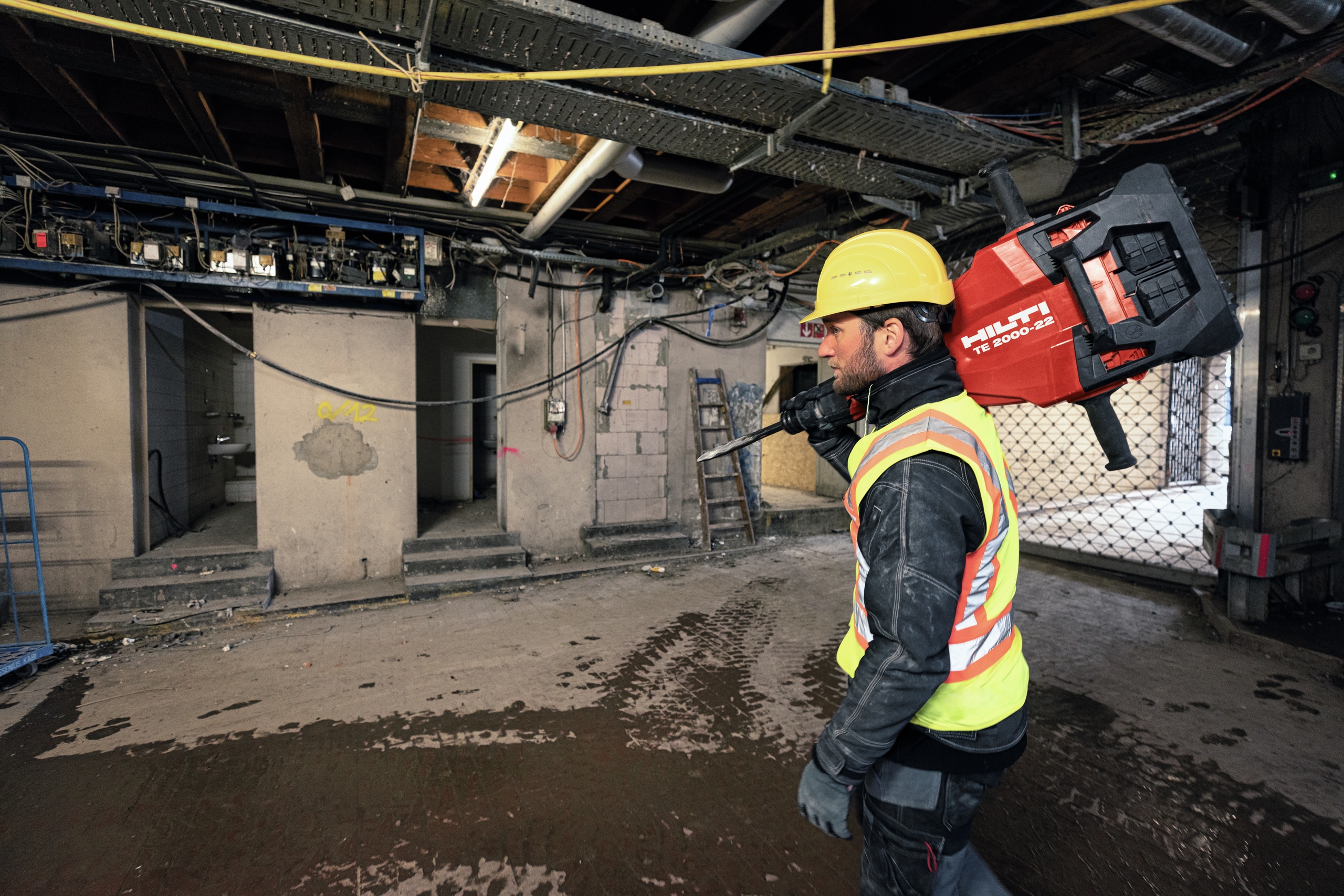 Utilisation du burineur TE 2000 sur un chantier porté à l'épaule