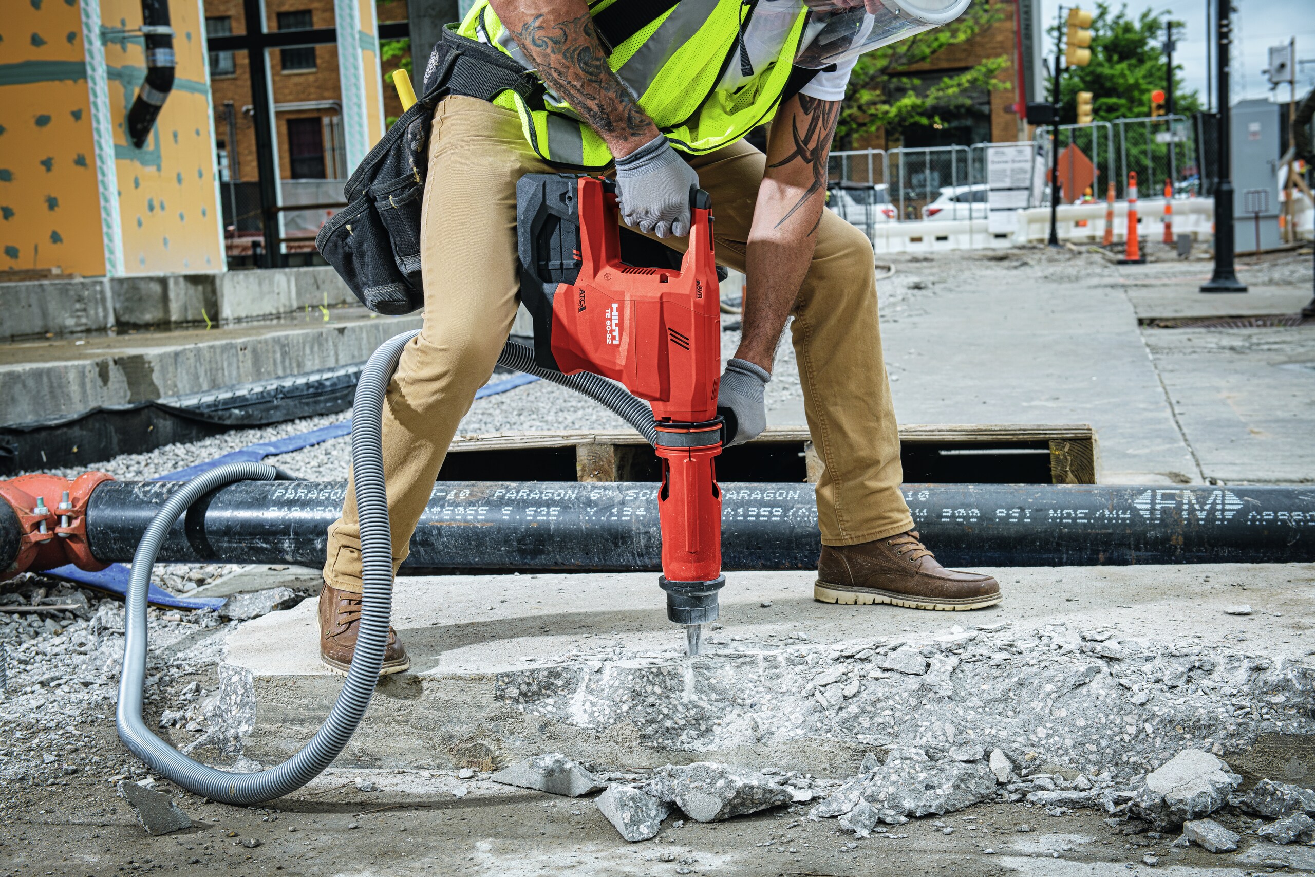 Een arbeider boort in beton met de nieuwe TE 60-22 uitgerust met een stofzuigsysteem