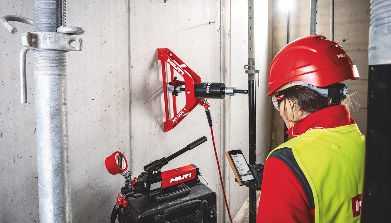 Appareil à essais de traction pour service d’essais sur chantier Hilti sur chevilles à béton