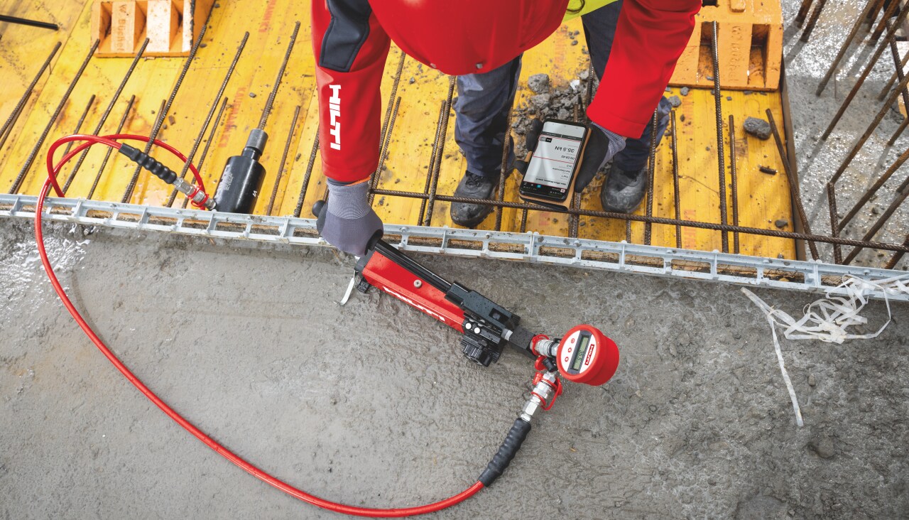 Un agent Hilti fait un test de qualité de l'installation des ancrages