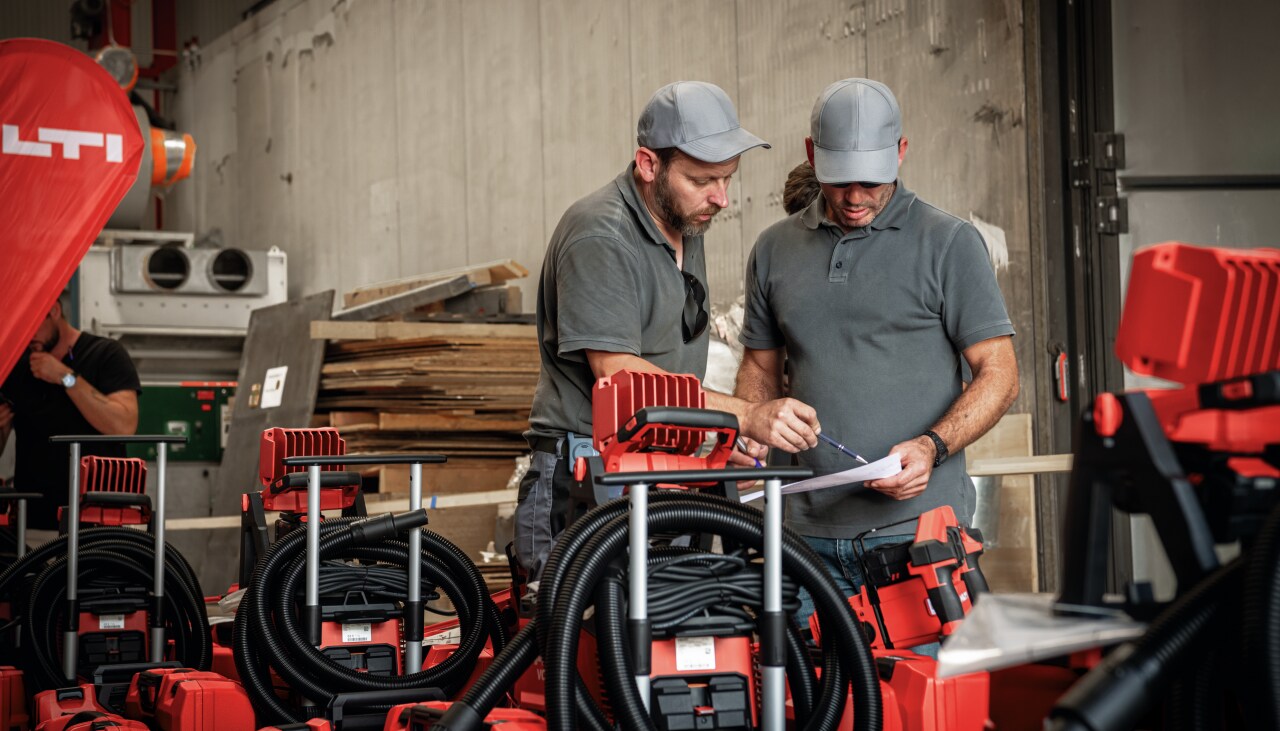 Deux collaborateurs font le point d'une commande Fleet Management
