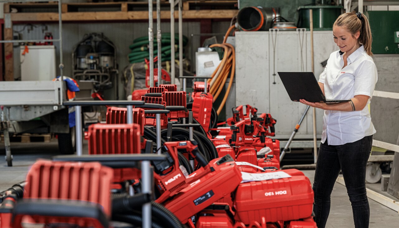 Préparation d'outils Fleet Hilti par une chargée d'affaire
