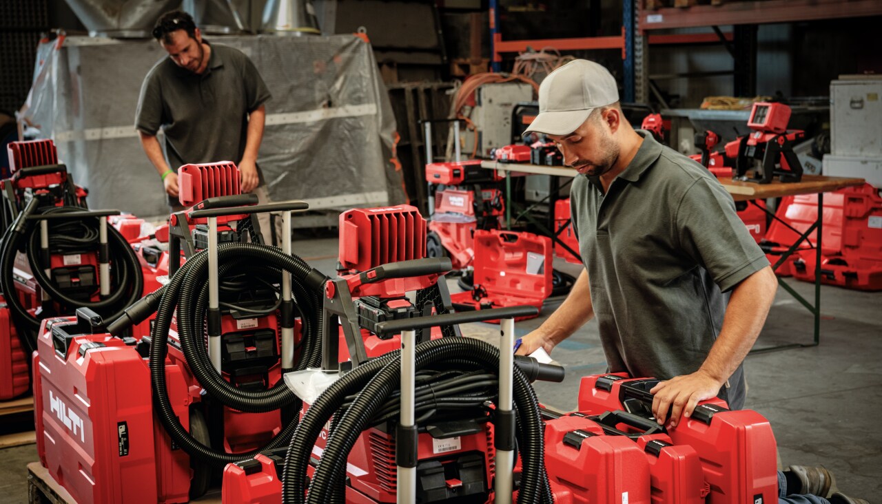 Un collaborateur fait le point de la commande Fleet Hilti