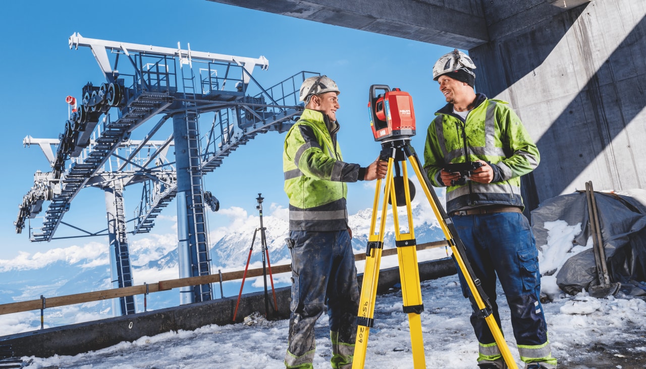 Deux ouvriers sur un chantier avec le laser multidirectionnel Hilti