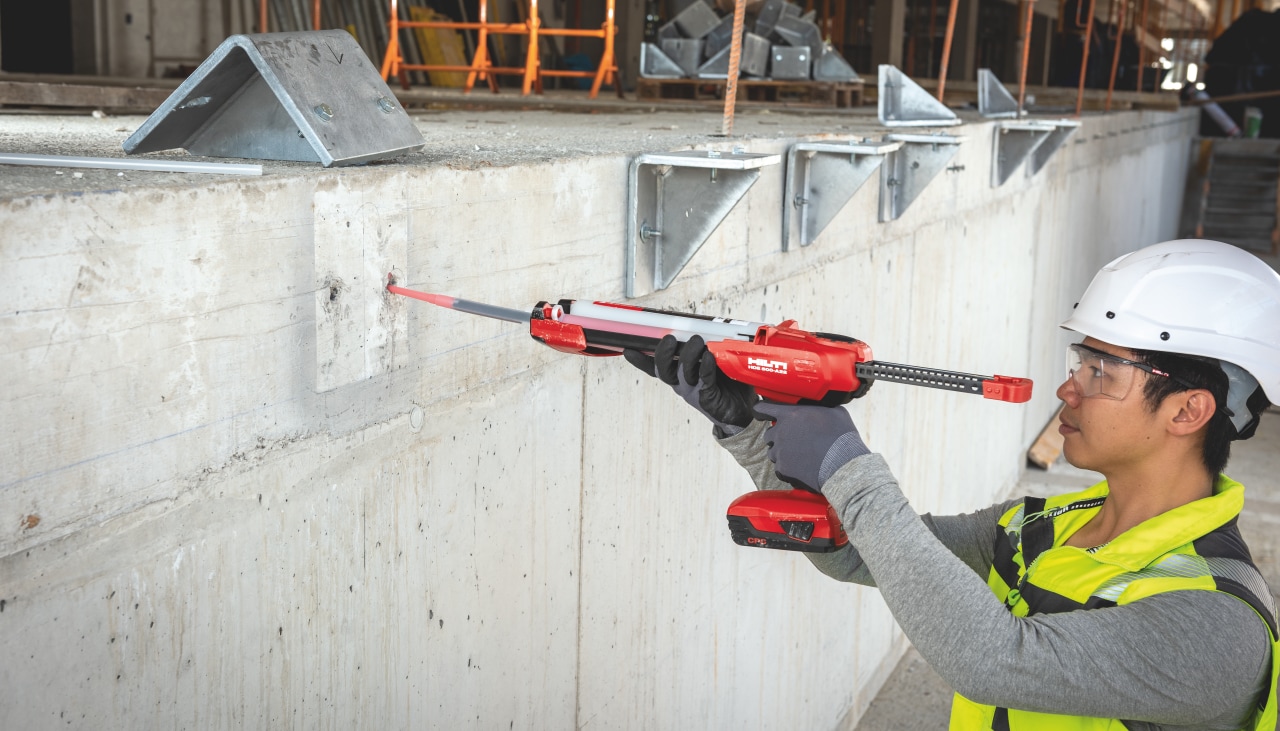 Un ouvrier pose des chevilles avec une pince d'injection sans fil HDE 500-A22