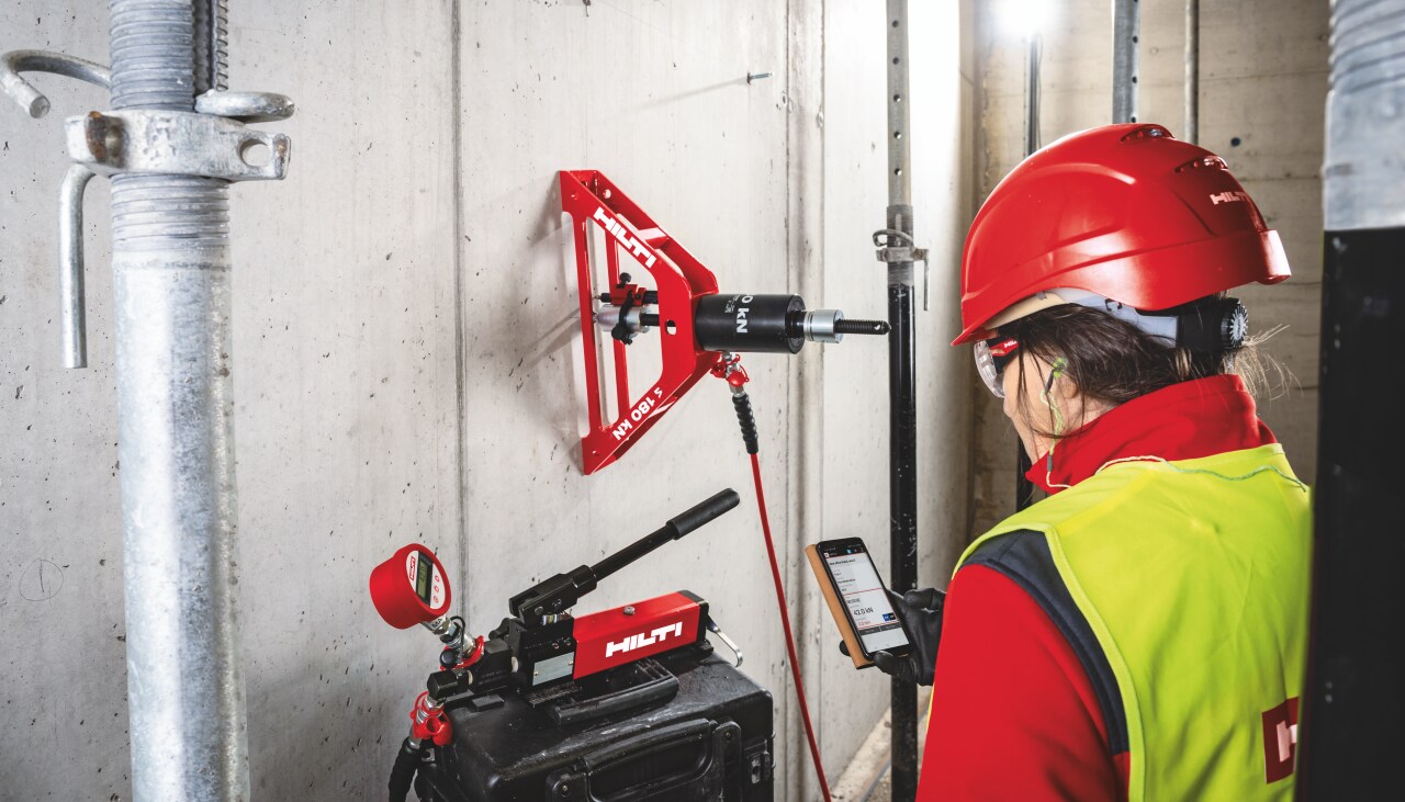 Une technicienne Hilti vérifie les chevilles avec la technologie TraceFest