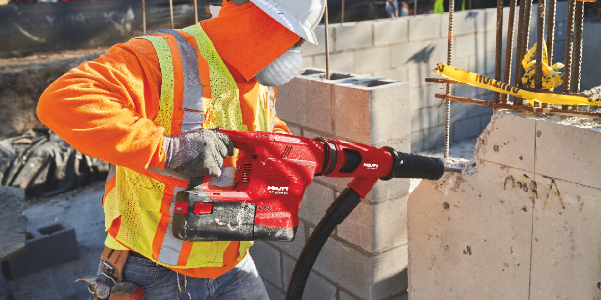 Un ouvrier utilise un perforateur-burineur sans fil TE 60-A36 avec système anti-torsion (ATC) pour limiter l’effet de recul