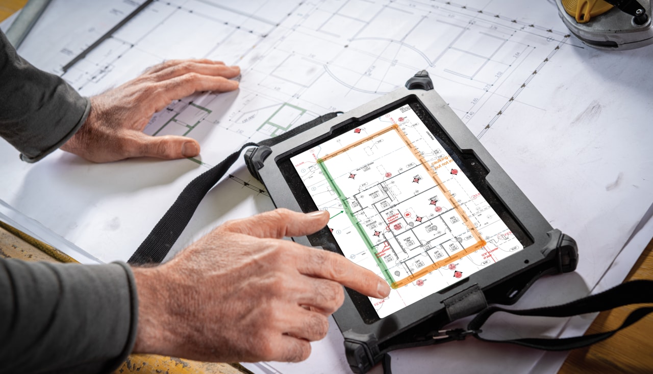 Un homme utilise la solution fieldwire sur sa tablette sur un chantier