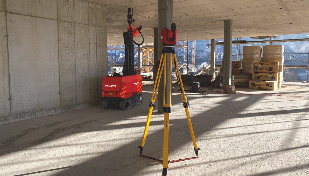 Perçage au plafond réalisé par le robot Jaibot d'Hilti