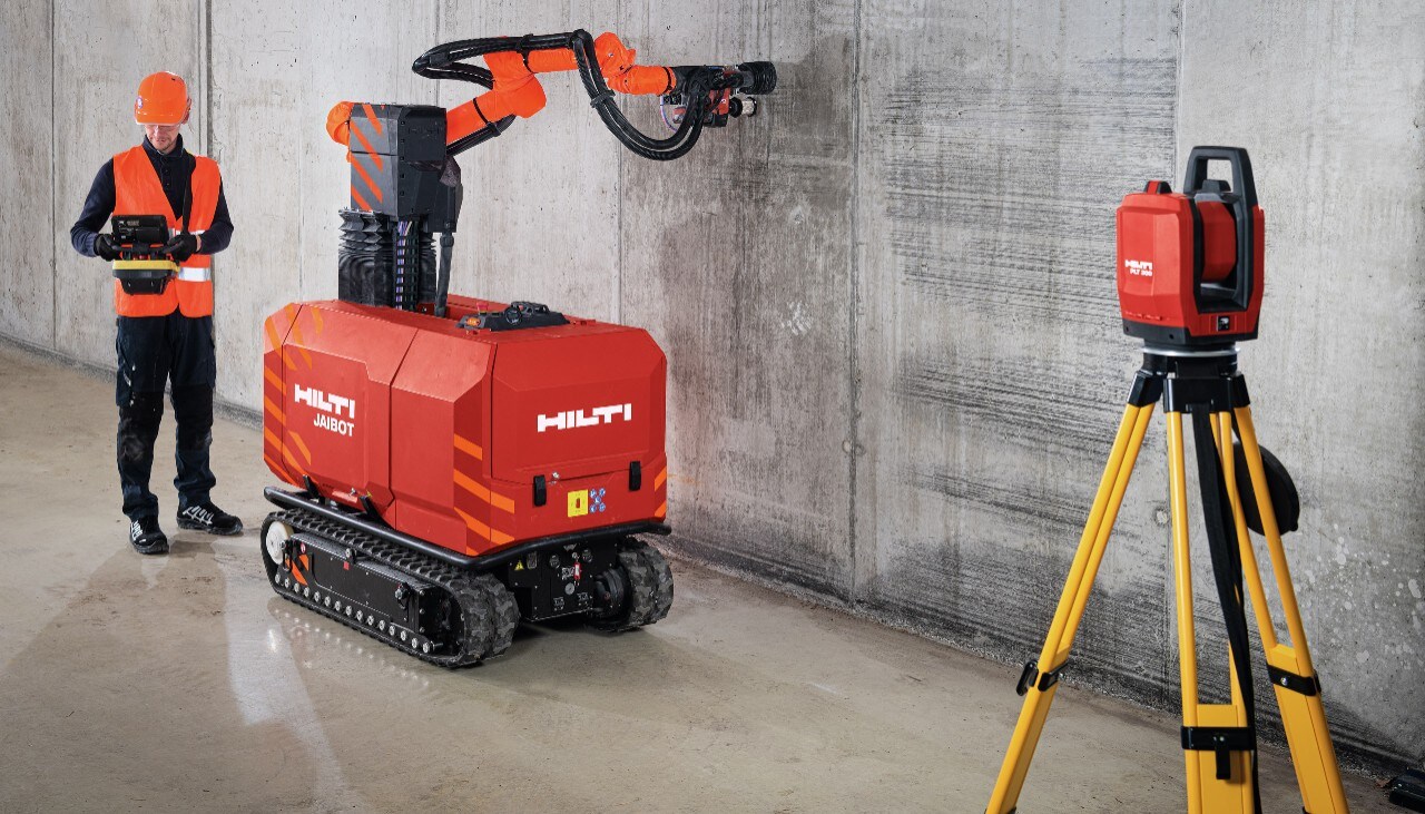 Perçage sur un mur en béton par un robot de construction.