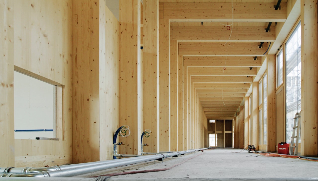Mallette Hilti sur un chantier d'éco-construction en bois