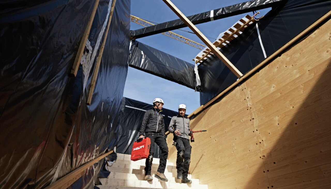 Ouvriers en conversation sur un chantier