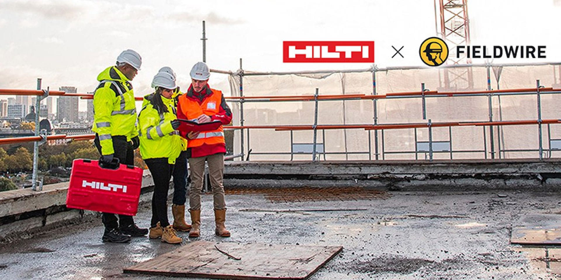 Un chargé d'affaires Hilti et des clients sur le toit d'un chantier de construction