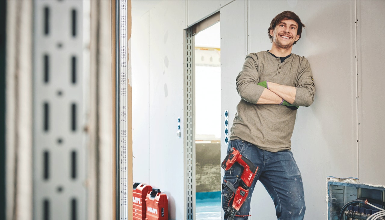 Artisan sur un chantier avec ses machines Hilti
