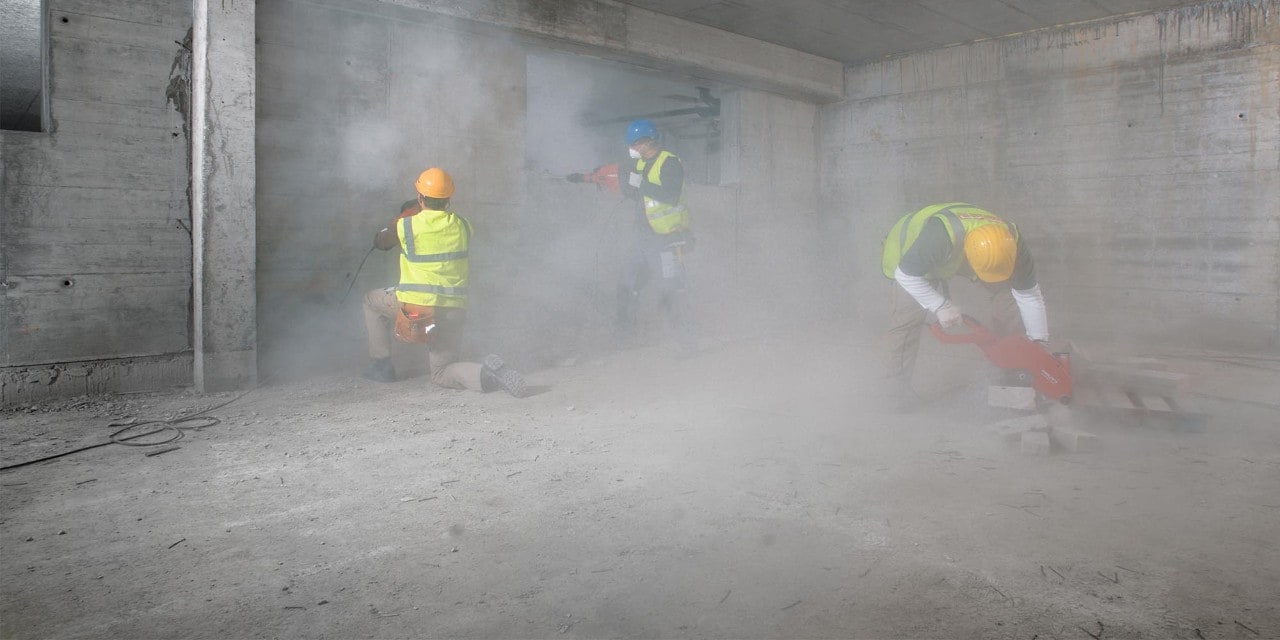 Stof ontstaat tijdens zowat ieder moment van het bouwproces; tijdens het boren, zagen, uitbreken