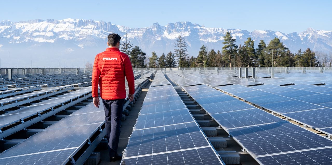 Hilti-medewerker loopt te midden van een oppervlakte bedekt met zonnepanelen