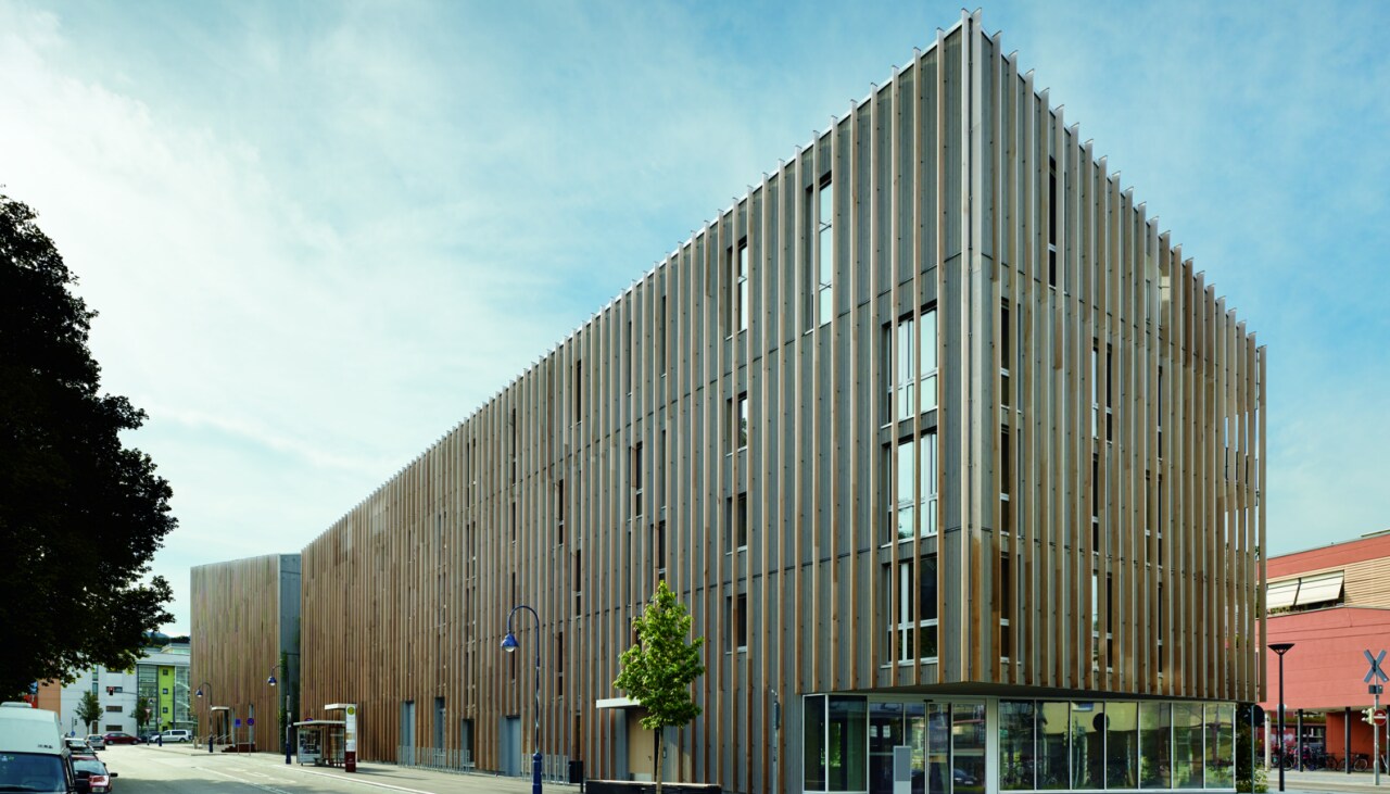 Gebouw voor gemengd gebruik met een gevel in hout