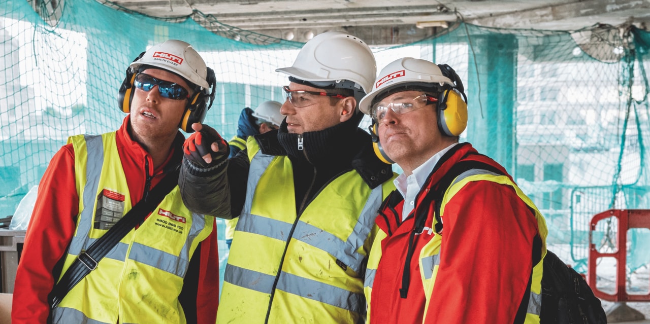 Een Hilti ingenieur en account manager geven ter plaatse ondersteuning en advies aan een klant
