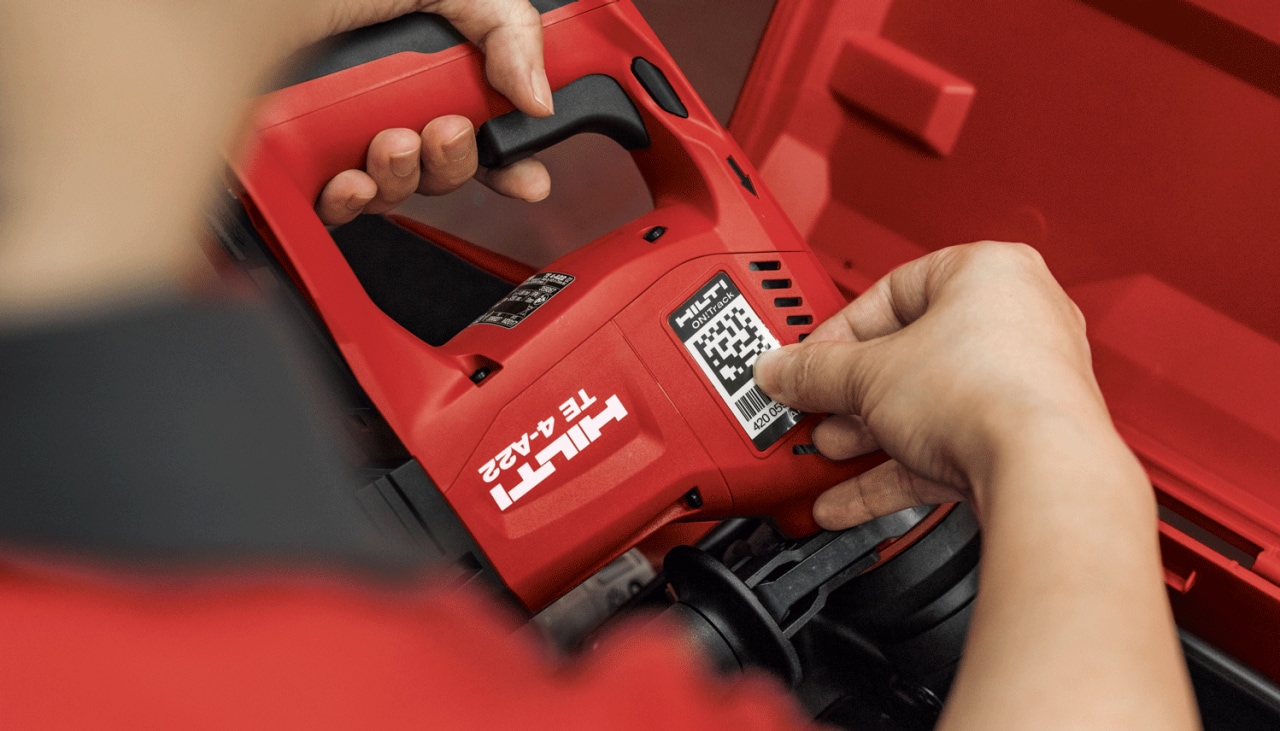 ON!Track-label bevestigd op een draadloze Hilti TE 4-A22 boorhamer