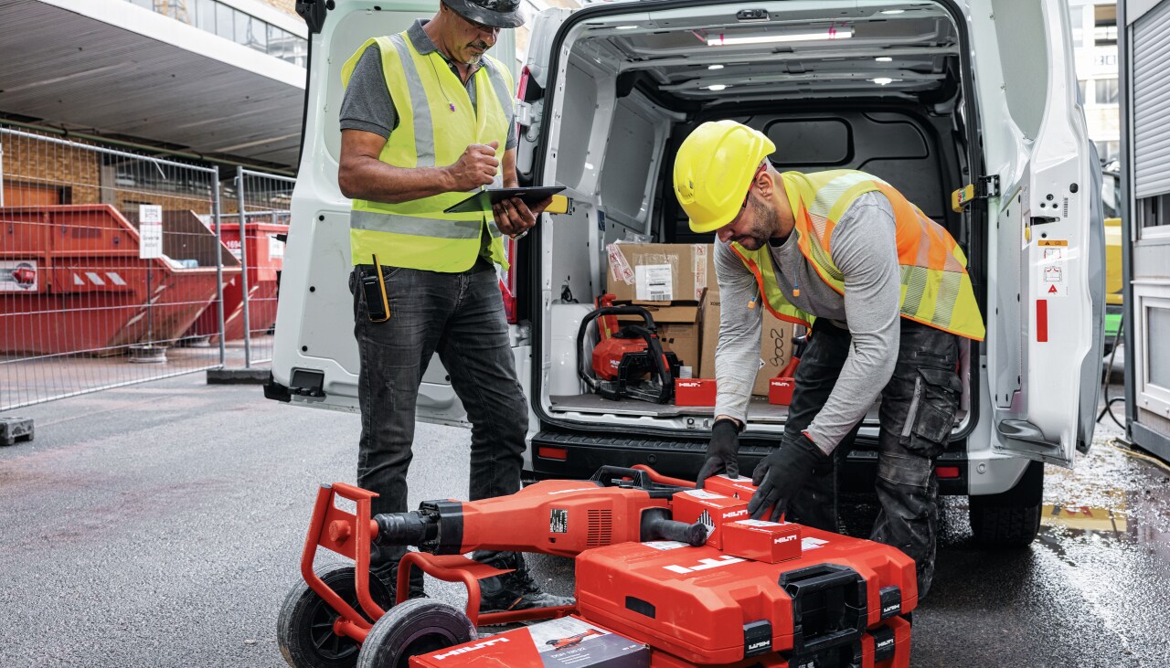 Werknemer maakt invenstaris op van machines in bestelwagen