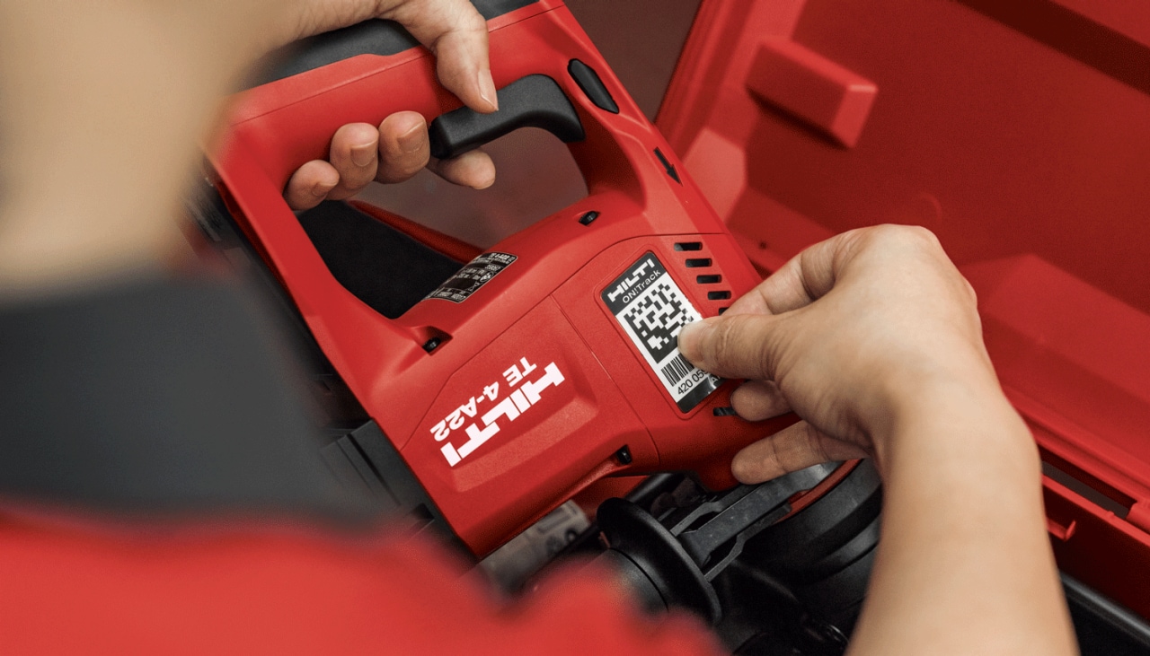 Een Hilti-technieker voorziet een TE A22 van een QR-label van het ON!Track-systeem