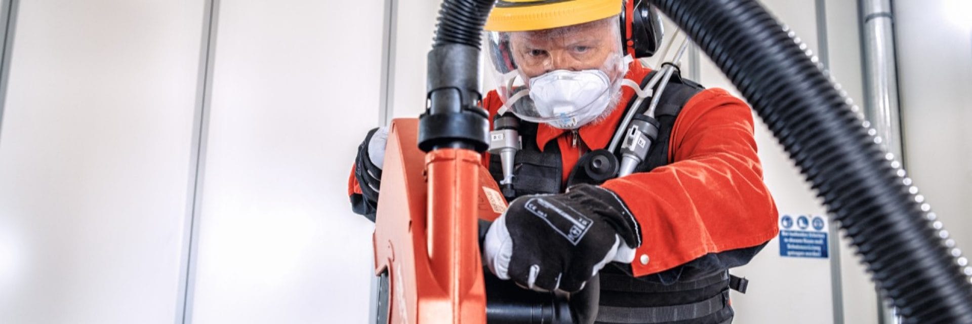 Hilti-stofexpert die machines voor het snijden test in het Dust Research Center in Duitsland