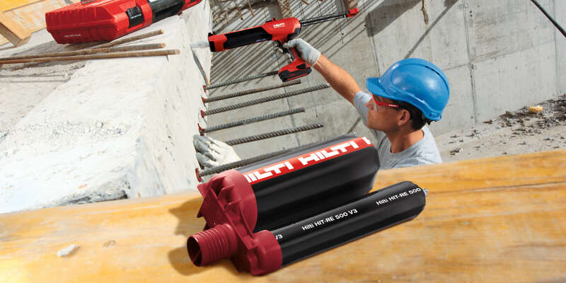 Een Hilti-arbeider brengt HIT-RE 500 V3 epoxyhars aan