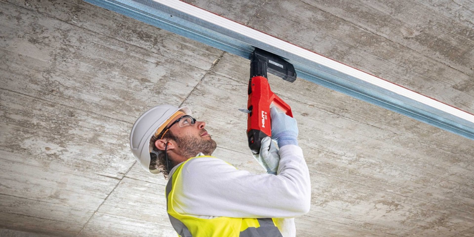 Bevestiging van plafondrails met het DX 6 poederspijkerapparaat