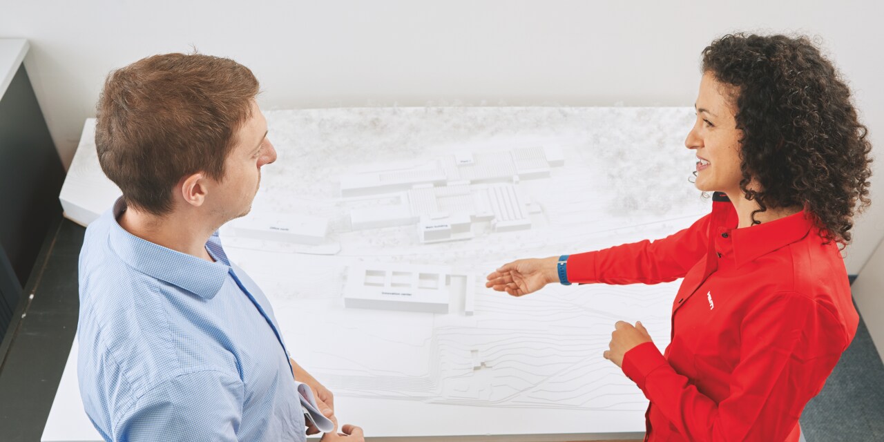 Deux ingénieurs Hilti travaillant sur un calcul BIM