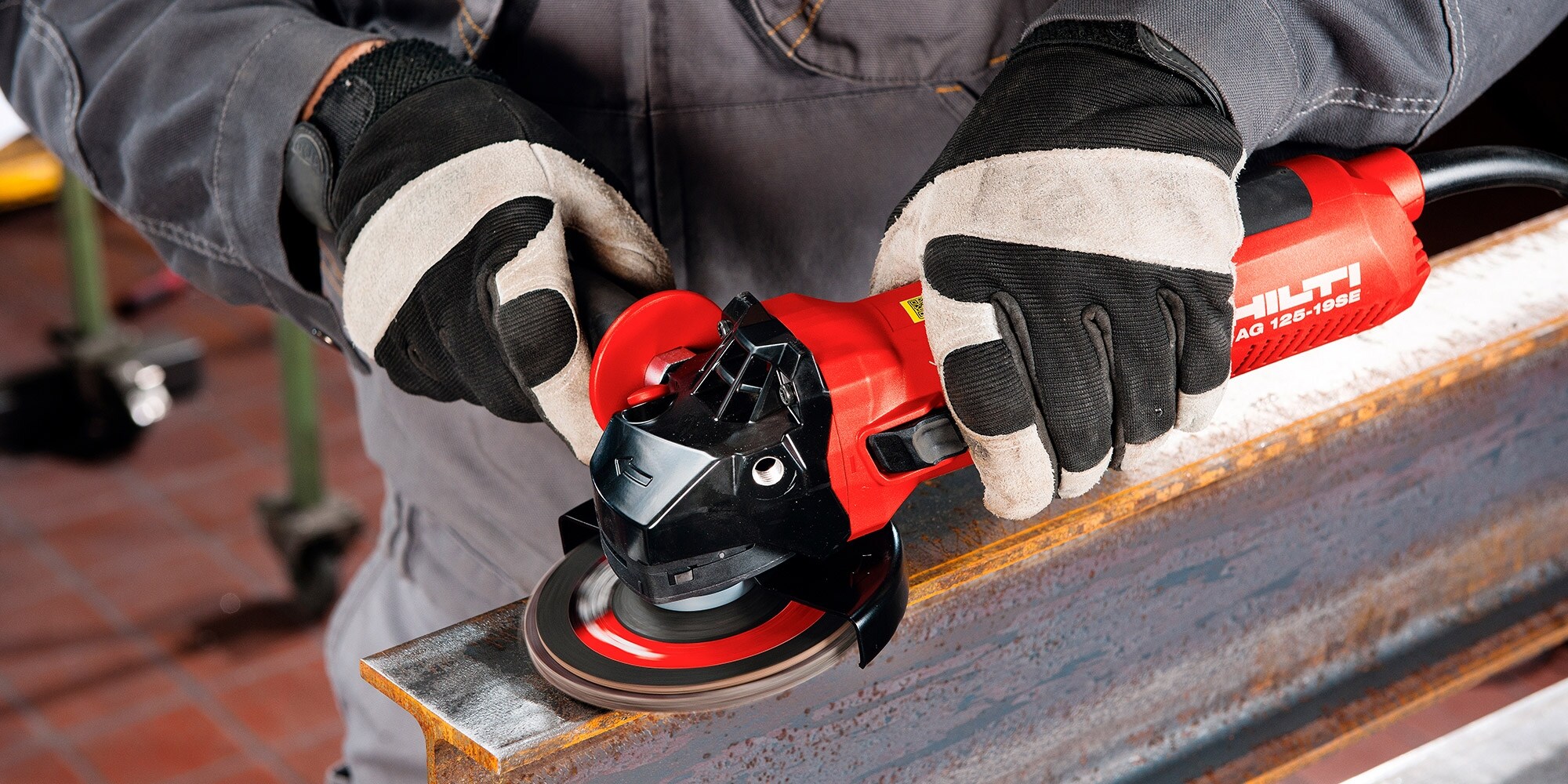 ponçage de métal avec une meuleuse Hilti