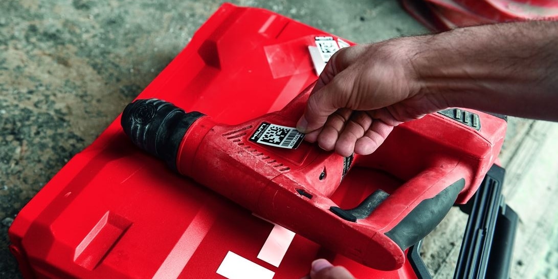 Een ON!Track-tag aanbrengen op een Hilti toestel