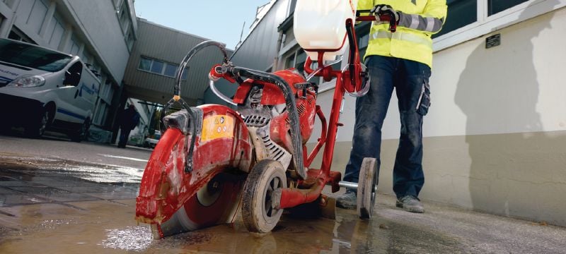 DSH 900-X afkortzaag op benzine (350 mm) Krachtige, makkelijk te starten 87 cc afkortzaag met automatische choke – max. bladdiameter 350 mm voor zaagdiepte tot 125 mm Toepassingen 1