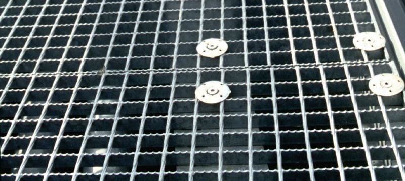 X-FCM-F roosterbevestigingselement (dubbele coating) Roosterbevestigingselement met dubbele coating voor het bevestigen van vloerroosters met draadbouten in licht corrosieve omgevingen Toepassingen 1