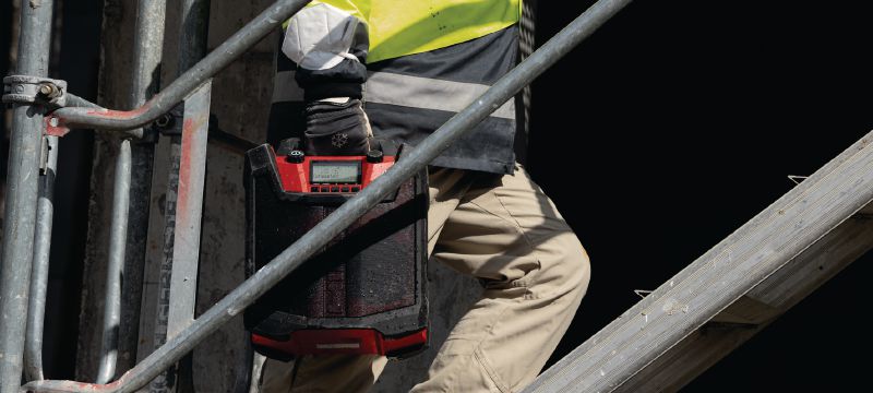 Radio de chantier R 6-22 Radio de chantier portable alimentée par batterie avec jusqu'à 22 heures de lecture par charge et une durabilité accrue pour l'utilisation sur les chantiers de construction (plateforme de batteries Nuron) Applications 1