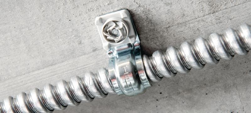 X-FB MX P-clip Metalen kabel-/doorvoerklem voor gebruik met nagels op strip Toepassingen 1
