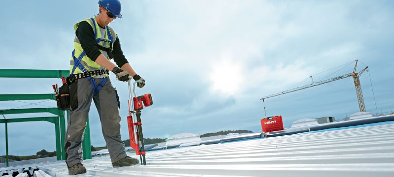 Vis autoperceuses pour chevauchement latéral de tabliers S-MD/MS M pour SDT 9 Vis autoperceuses en bandes-chargeurs destinées à la poignée verticale SDT 9 pour la fixation de bardage et d'encadrements dans les applications de couverture Applications 1