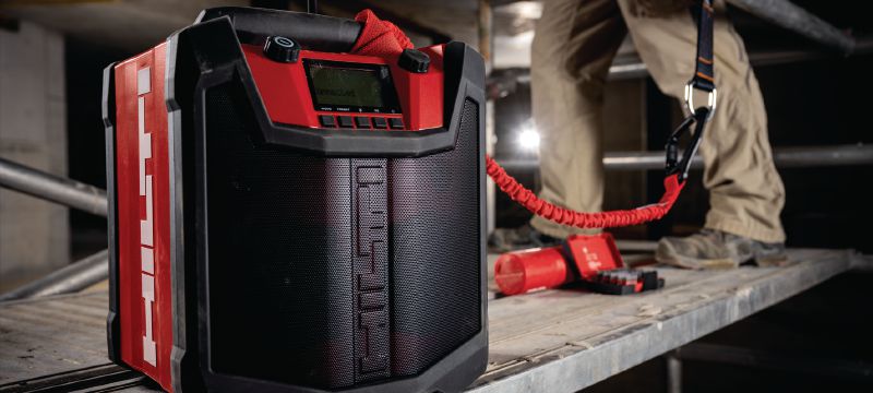 R 6-22 Radio voor bouwwerven Draagbare radio op de bouwwerf met accucapaciteit tot 22 uur voor het afspelen per lading en extra duurzaamheid voor gebruik op bouwwerven (Nuron-accuplatform) Toepassingen 1