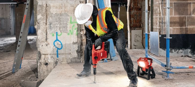 Lampe de chantier à LED SL 6-22 Lampe de chantier à LED sans fil avec batterie d'une autonomie d'une journée, tête rotative et options de montage pour zones de travail à plusieurs personnes (plateforme de batteries Nuron) Applications 1